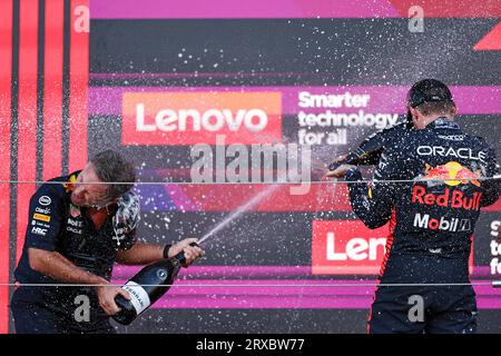 (230924) -- SUZUKA, 24 settembre 2023 (Xinhua) -- Max Verstappen (R), pilota olandese della Red Bull Racing e Christian Horner, Team principal della Redbull Racing, celebrano durante la cerimonia di premiazione dopo la gara del Gran Premio di Formula uno del Giappone tenutasi sul circuito di Suzuka City, Giappone, settembre 2023. (Foto di Qian Jun/Xinhua) Foto Stock