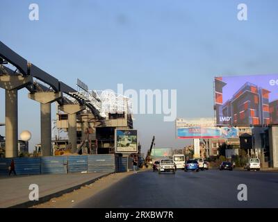 Cairo, Egitto, agosto 30 2023: Cantiere del sistema di trasporto della monorotaia egiziana del Cairo, treni veloci aerei su colonne e binari, Real est Foto Stock