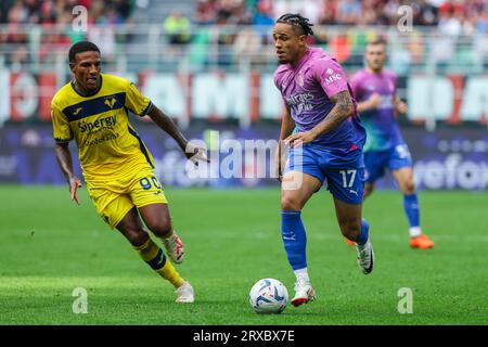 Noah Okafor dell'AC Milan (R) e Michael Folorunsho dell'Hellas Verona FC (L) visti in azione durante la partita di serie A 2023/24 tra l'AC Milan e l'Hellas Verona FC allo Stadio San Siro. Punteggio finale; Milano 1:0 Hellas Verona. Foto Stock