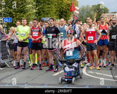 Warrington, Cheshire, Regno Unito. Domenica 24 settembre 2023 - Warrington, Cheshire, Inghilterra, Regno Unito - si è svolto il primo festival al mondo di corsa su strade chiuse e scheggiate e l'ex soldato artritico Steven Hughes, infortunato e artritico, inizia da solo su un roller sitski para Nordic prima che i corridori inizino la loro gara. Crediti: John Hopkins/Alamy Live News Foto Stock