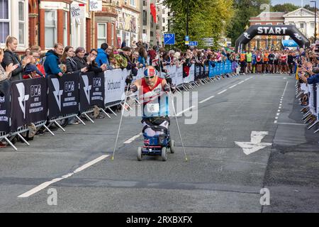 Warrington, Cheshire, Regno Unito. Domenica 24 settembre 2023 - Warrington, Cheshire, Inghilterra, Regno Unito - si è svolto il primo festival al mondo di corsa su strade chiuse e scheggiate e l'ex soldato artritico Steven Hughes, infortunato e artritico, inizia da solo su un roller sitski para Nordic prima che i corridori inizino la loro gara. Crediti: John Hopkins/Alamy Live News Foto Stock