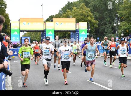 Berlino, Germania. 24 settembre 2023. I corridori gareggiano durante la maratona di Berlino 2023 a Berlino, capitale della Germania, il 24 settembre 2023. Crediti: Ren Pengfei/Xinhua/Alamy Live News Foto Stock