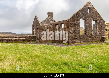 Rovine lungo il sentiero costiero vicino alla strada di Sea Head, Dingle, Kerry, Irlanda Foto Stock