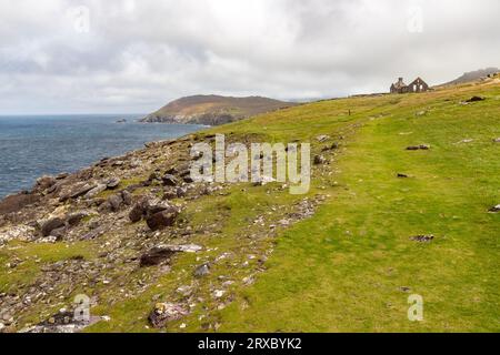 Rovine lungo il sentiero costiero vicino alla strada di Sea Head, Dingle, Kerry, Irlanda Foto Stock