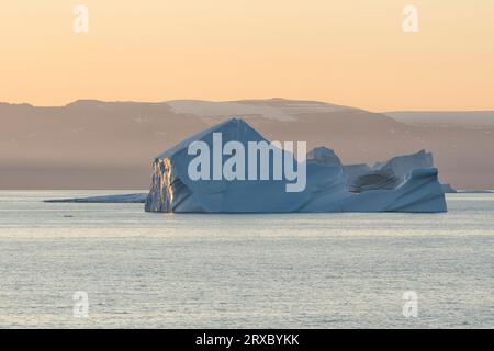 Splendido tramonto a Disko Bay. Iceberg galleggiante e il basso sole artico serale. Disko Bay, Qeqertarsuup Tunua, Baffin Bay, Groenlandia, Danimarca, Europa Foto Stock