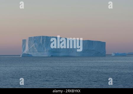 Splendido tramonto a Disko Bay. Iceberg galleggiante e il basso sole artico serale. Disko Bay, Qeqertarsuup Tunua, Baffin Bay, Groenlandia, Danimarca, Europa Foto Stock