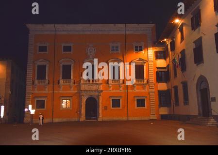 Pisa, Italia. 19 settembre 2023. Le strade di Pisa di notte. foto di alta qualità Foto Stock