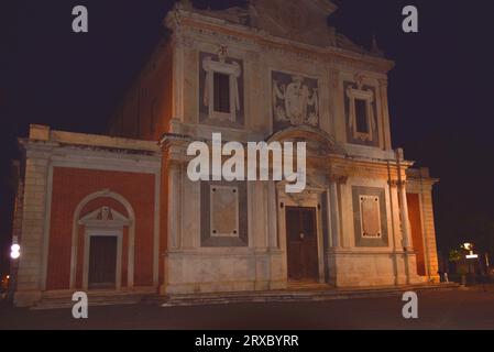 Pisa, Italia. 19 settembre 2023. Le strade di Pisa di notte. foto di alta qualità Foto Stock