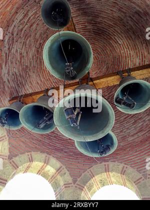 Vista dal basso delle campane con microfoni installati sul campanile della chiesa ortodossa. Muratura della volta a cupola dall'interno. Primo piano. Foto verticale. Foto Stock