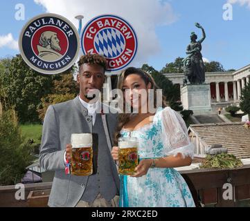 Monaco, Germania. 24 settembre 2023. MONACO DI BAVIERA, GERMANIA - 24 SETTEMBRE: Kingsley COMAN con sua moglie Sabrajna DUVAD posa per una foto al Kaefer Schaenke il 24 settembre 2023 a Monaco di Baviera, Germania. (Foto di Christina Pahnke FcBAYERN POOL/ATP Images) (Pahnke Christina /ATP/SPP) credito: SPP Sport Press Photo. /Alamy Live News Foto Stock