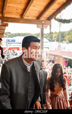 Monaco, Germania. 24 settembre 2023. MONACO DI BAVIERA, GERMANIA - 24 SETTEMBRE: Minjae KIM arriva a Kaefer Schaenke il 24 settembre 2023 a Monaco di Baviera, Germania. (Foto di FcBAYERN POOL/ATP Images) ( FC BAYERN MUENCHEN/ATP/SPP) credito: SPP Sport Press Photo. /Alamy Live News Foto Stock