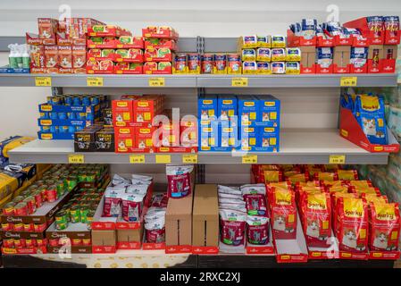 Italia - 21 maggio 2023: Prodotti alimentari Cat di vario tipo e marchio esposti sugli scaffali in vendita nel supermercato italiano Foto Stock