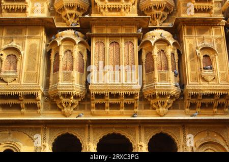 Esterno di Patwon Ki Haveli a Jaisalmer, stato indiano del Rajasthan. Un haveli è una casa cittadina tradizionale o residenza nel subcontinente indiano. (4) Foto Stock