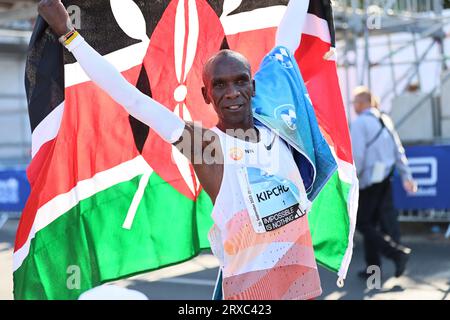 Berlino, Germania. 24/09/2023, Berlino, Germania, Eliud Kipchoge dopo il traguardo. Eliud Kipchoge dal Kenya vince la 49a Maratona di Berlino in 2:02:42 Stunden Hours. Il secondo posto è andato al Vincent Kipkemoi dal Kenya con 2:03:13 ore e il terzo posto è stato vinto dall'Etiopia Tadese Takele con 02:03:24 ore. Sven Sstruck / Alamy Live News Foto Stock