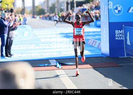 Berlino, Germania. 24/09/2023, Berlino, Germania, Vincent Kipkemoi dopo il traguardo. Eliud Kipchoge dal Kenya vince la 49a Maratona di Berlino in 2:02:42 Stunden Hours. Il secondo posto è andato al Vincent Kipkemoi dal Kenya con 2:03:13 ore e il terzo posto è stato vinto dall'Etiopia Tadese Takele con 02:03:24 ore. Sven Sstruck / Alamy Live News Foto Stock