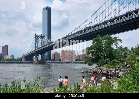 Vista dell'Isola di Manhattan e del Ponte dal Brooklyn Bridge Park, Brooklyn Foto Stock