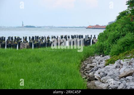 Vista della Statua della libertà da Brooklyn Bridge Park, New York City Brooklyn Foto Stock