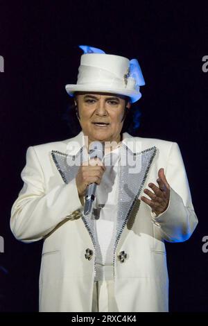 Renato Zero dal vivo sul palco, cantante italiano, durante il concerto "Zero a Zero" a Firenze, marzo 2022 Foto Stock