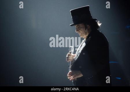 Renato Zero dal vivo sul palco, cantante italiano, durante il concerto "Zero a Zero" a Firenze, marzo 2022 Foto Stock