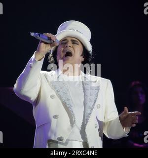 Renato Zero dal vivo sul palco, cantante italiano, durante il concerto "Zero a Zero" a Firenze, marzo 2022 Foto Stock