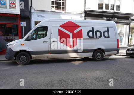 Dartmouth, Regno Unito - 14 settembre 2023: Furgone corriere Mercedes-Benz Sprinter DPD parcheggiato in strada Foto Stock