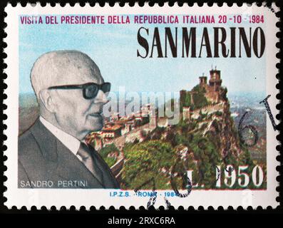 il presidente italiano Franco Pertini su francobollo Foto Stock