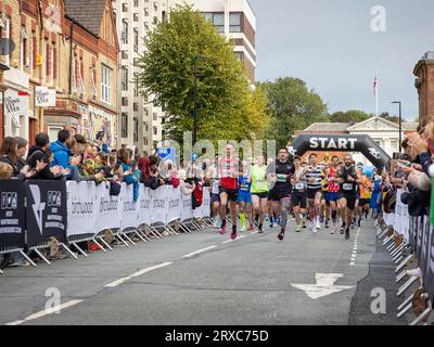 Warrington, Cheshire, Regno Unito. Domenica 24 settembre 2023 - Warrington, Cheshire, Inghilterra, Regno Unito - si è svolto il primo festival al mondo di corsa su strade chiuse e chiuse. 6000 corridori lasciarono Bank Park e Warrington Town Hall per iniziare la loro gara. I corridori più veloci erano davanti. Crediti: John Hopkins/Alamy Live News Foto Stock