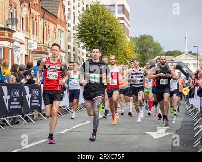 Warrington, Cheshire, Regno Unito. Domenica 24 settembre 2023 - Warrington, Cheshire, Inghilterra, Regno Unito - si è svolto il primo festival al mondo di corsa su strade chiuse e chiuse. 6000 corridori lasciarono Bank Park e Warrington Town Hall per iniziare la loro gara. I corridori più veloci erano davanti. Crediti: John Hopkins/Alamy Live News Foto Stock