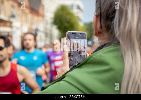 Warrington, Cheshire, Regno Unito. Domenica 24 settembre 2023 - Warrington, Cheshire, Inghilterra, Regno Unito - si è svolto il primo festival al mondo di corsa su strade chiuse e chiuse. 6000 corridori lasciarono Bank Park e Warrington Town Hall per iniziare la loro gara. Molte persone hanno filmato la gara sui loro telefoni. Crediti: John Hopkins/Alamy Live News Foto Stock