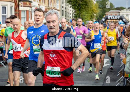 Warrington, Cheshire, Regno Unito. Domenica 24 settembre 2023 - Warrington, Cheshire, Inghilterra, Regno Unito - si è svolto il primo festival al mondo di corsa su strade chiuse e chiuse. 6000 corridori lasciarono Bank Park e Warrington Town Hall per iniziare la loro gara. Crediti: John Hopkins/Alamy Live News Foto Stock