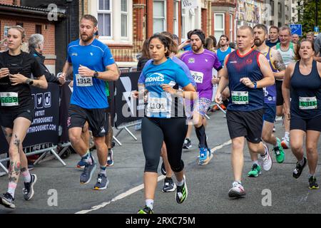 Warrington, Cheshire, Regno Unito. Domenica 24 settembre 2023 - Warrington, Cheshire, Inghilterra, Regno Unito - si è svolto il primo festival al mondo di corsa su strade chiuse e chiuse. 6000 corridori lasciarono Bank Park e Warrington Town Hall per iniziare la loro gara. Crediti: John Hopkins/Alamy Live News Foto Stock