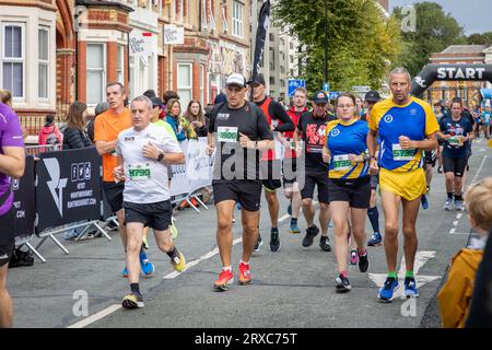 Warrington, Cheshire, Regno Unito. Domenica 24 settembre 2023 - Warrington, Cheshire, Inghilterra, Regno Unito - si è svolto il primo festival al mondo di corsa su strade chiuse e chiuse. 6000 corridori lasciarono Bank Park e Warrington Town Hall per iniziare la loro gara. I pacer erano usati per aiutare i corridori. Crediti: John Hopkins/Alamy Live News Foto Stock