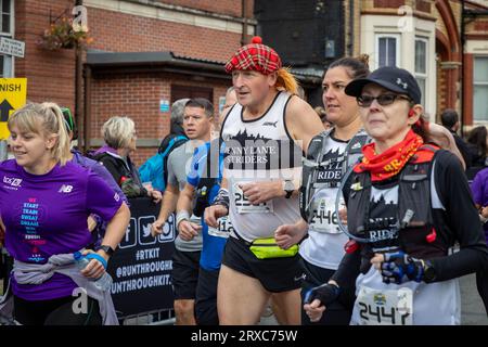 Warrington, Cheshire, Regno Unito. Domenica 24 settembre 2023 - Warrington, Cheshire, Inghilterra, Regno Unito - si è svolto il primo festival al mondo di corsa su strade chiuse e chiuse. 6000 corridori lasciarono Bank Park e Warrington Town Hall per iniziare la loro gara. Alcuni runner vestiti per l'occasione. Crediti: John Hopkins/Alamy Live News Foto Stock