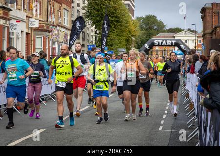 Warrington, Cheshire, Regno Unito. Domenica 24 settembre 2023 - Warrington, Cheshire, Inghilterra, Regno Unito - si è svolto il primo festival al mondo di corsa su strade chiuse e chiuse. 6000 corridori lasciarono Bank Park e Warrington Town Hall per iniziare la loro gara. I pacer erano usati per aiutare i corridori. Crediti: John Hopkins/Alamy Live News Foto Stock