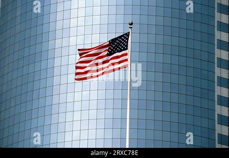 Bandiera americana davanti a un edificio di uffici a Manhattan, New York, USA Foto Stock