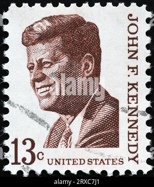 Il presidente DEGLI STATI UNITI John F. Kennedy su un francobollo americano d'epoca Foto Stock