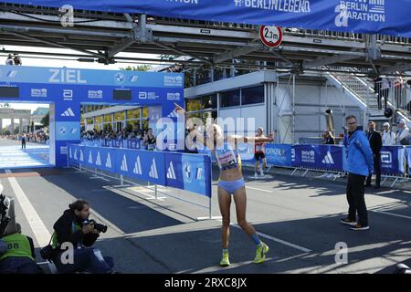 24/09/2023, Berlino, Germania. Domenika Mayer al traguardo.Domenika Mayer è stata di gran lunga la donna tedesca più veloce alla BMW BERLIN MARATHON (2:23:47). Tigst Assefa dall'Etiopia corre un favoloso record del mondo e vince la 49a maratona di Berlino femminile in 2:11:53 ore. Il secondo posto è andato allo Sheila CHEPKIRUI dal Kenya con 2:17:49 ore e il terzo posto è stato vinto da Magdalena Shauri dalla Tanzania con 02:18:43 ore. Sven Sstruck / Alamy Live News Sven Sstruck / Alamy Live News Foto Stock