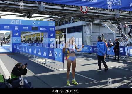 24/09/2023, Berlino, Germania. Domenika Mayer al traguardo.Domenika Mayer è stata di gran lunga la donna tedesca più veloce alla BMW BERLIN MARATHON (2:23:47). Tigst Assefa dall'Etiopia corre un favoloso record del mondo e vince la 49a maratona di Berlino femminile in 2:11:53 ore. Il secondo posto è andato allo Sheila CHEPKIRUI dal Kenya con 2:17:49 ore e il terzo posto è stato vinto da Magdalena Shauri dalla Tanzania con 02:18:43 ore. Sven Sstruck / Alamy Live News Sven Sstruck / Alamy Live News Foto Stock