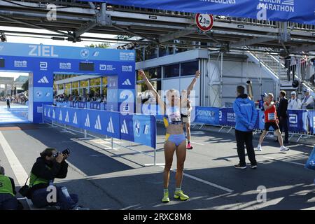 24/09/2023, Berlino, Germania. Domenika Mayer al traguardo.Domenika Mayer è stata di gran lunga la donna tedesca più veloce alla BMW BERLIN MARATHON (2:23:47). Tigst Assefa dall'Etiopia corre un favoloso record del mondo e vince la 49a maratona di Berlino femminile in 2:11:53 ore. Il secondo posto è andato allo Sheila CHEPKIRUI dal Kenya con 2:17:49 ore e il terzo posto è stato vinto da Magdalena Shauri dalla Tanzania con 02:18:43 ore. Sven Sstruck / Alamy Live News Sven Sstruck / Alamy Live News Foto Stock