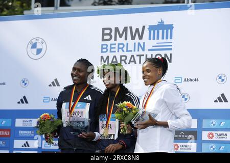 24/09/2023, Berlino, Germania. Sheila CHEPKIRUI, Tigst Assefa e Magdalena Shauri alla cerimonia di premiazione. Tigst Assefa dall'Etiopia corre un favoloso record del mondo e vince la 49a maratona di Berlino femminile in 2:11:53 ore. Il secondo posto è andato allo Sheila CHEPKIRUI dal Kenya con 2:17:49 ore e il terzo posto è stato vinto da Magdalena Shauri dalla Tanzania con 02:18:43 ore. Sven Sstruck / Alamy Live News Sven Sstruck / Alamy Live News Foto Stock