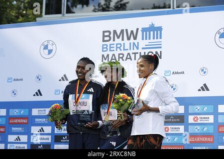 24/09/2023, Berlino, Germania. Sheila CHEPKIRUI, Tigst Assefa e Magdalena Shauri alla cerimonia di premiazione. Tigst Assefa dall'Etiopia corre un favoloso record del mondo e vince la 49a maratona di Berlino femminile in 2:11:53 ore. Il secondo posto è andato allo Sheila CHEPKIRUI dal Kenya con 2:17:49 ore e il terzo posto è stato vinto da Magdalena Shauri dalla Tanzania con 02:18:43 ore. Sven Sstruck / Alamy Live News Sven Sstruck / Alamy Live News Foto Stock