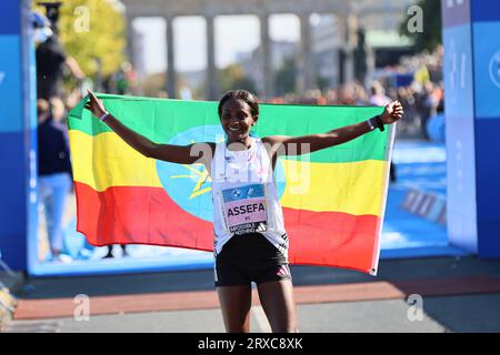 24/09/2023, Berlino, Germania. Tigst Assefa dopo il traguardo. Tigst Assefa dall'Etiopia corre un favoloso record del mondo e vince la 49a maratona di Berlino femminile in 2:11:53 ore. Il secondo posto è andato allo Sheila CHEPKIRUI dal Kenya con 2:17:49 ore e il terzo posto è stato vinto da Magdalena Shauri dalla Tanzania con 02:18:43 ore. Sven Sstruck / Alamy Live News Sven Sstruck / Alamy Live News Foto Stock