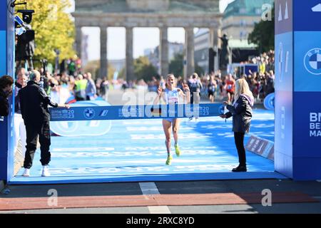 24/09/2023, Berlino, Germania. Domenika Mayer alla fine. Domenika Mayer è stata di gran lunga la donna tedesca più veloce alla BMW BERLIN MARATHON (2:23:47). Tigst Assefa dall'Etiopia corre un favoloso record del mondo e vince la 49a maratona di Berlino femminile in 2:11:53 ore. Il secondo posto è andato allo Sheila CHEPKIRUI dal Kenya con 2:17:49 ore e il terzo posto è stato vinto da Magdalena Shauri dalla Tanzania con 02:18:43 ore. Sven Sstruck / Alamy Live News Sven Sstruck / Alamy Live News Foto Stock