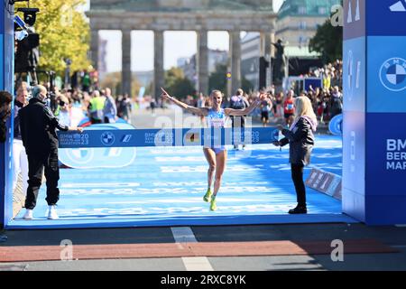 24/09/2023, Berlino, Germania. Domenika Mayer alla fine. Domenika Mayer è stata di gran lunga la donna tedesca più veloce alla BMW BERLIN MARATHON (2:23:47). Tigst Assefa dall'Etiopia corre un favoloso record del mondo e vince la 49a maratona di Berlino femminile in 2:11:53 ore. Il secondo posto è andato allo Sheila CHEPKIRUI dal Kenya con 2:17:49 ore e il terzo posto è stato vinto da Magdalena Shauri dalla Tanzania con 02:18:43 ore. Sven Sstruck / Alamy Live News Sven Sstruck / Alamy Live News Foto Stock