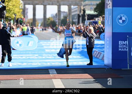 24/09/2023, Berlino, Germania. Domenika Mayer alla fine. Domenika Mayer è stata di gran lunga la donna tedesca più veloce alla BMW BERLIN MARATHON (2:23:47). Tigst Assefa dall'Etiopia corre un favoloso record del mondo e vince la 49a maratona di Berlino femminile in 2:11:53 ore. Il secondo posto è andato allo Sheila CHEPKIRUI dal Kenya con 2:17:49 ore e il terzo posto è stato vinto da Magdalena Shauri dalla Tanzania con 02:18:43 ore. Sven Sstruck / Alamy Live News Sven Sstruck / Alamy Live News Foto Stock