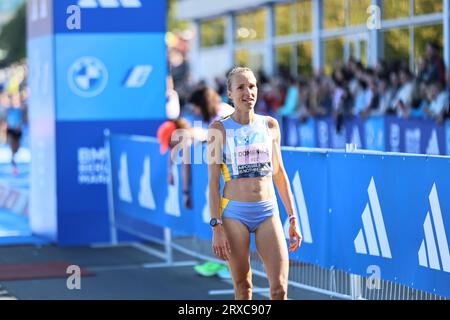 24/09/2023, Berlino, Germania. Domenika Mayer al traguardo.Domenika Mayer è stata di gran lunga la donna tedesca più veloce alla BMW BERLIN MARATHON (2:23:47). Tigst Assefa dall'Etiopia corre un favoloso record del mondo e vince la 49a maratona di Berlino femminile in 2:11:53 ore. Il secondo posto è andato allo Sheila CHEPKIRUI dal Kenya con 2:17:49 ore e il terzo posto è stato vinto da Magdalena Shauri dalla Tanzania con 02:18:43 ore. Sven Sstruck / Alamy Live News Sven Sstruck / Alamy Live News Foto Stock