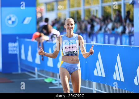 24/09/2023, Berlino, Germania. Domenika Mayer al traguardo.Domenika Mayer è stata di gran lunga la donna tedesca più veloce alla BMW BERLIN MARATHON (2:23:47). Tigst Assefa dall'Etiopia corre un favoloso record del mondo e vince la 49a maratona di Berlino femminile in 2:11:53 ore. Il secondo posto è andato allo Sheila CHEPKIRUI dal Kenya con 2:17:49 ore e il terzo posto è stato vinto da Magdalena Shauri dalla Tanzania con 02:18:43 ore. Sven Sstruck / Alamy Live News Sven Sstruck / Alamy Live News Foto Stock