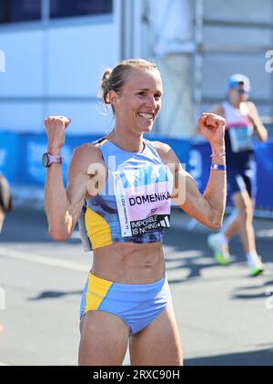 24/09/2023, Berlino, Germania. Domenika Mayer al traguardo.Domenika Mayer è stata di gran lunga la donna tedesca più veloce alla BMW BERLIN MARATHON (2:23:47). Tigst Assefa dall'Etiopia corre un favoloso record del mondo e vince la 49a maratona di Berlino femminile in 2:11:53 ore. Il secondo posto è andato allo Sheila CHEPKIRUI dal Kenya con 2:17:49 ore e il terzo posto è stato vinto da Magdalena Shauri dalla Tanzania con 02:18:43 ore. Sven Sstruck / Alamy Live News Sven Sstruck / Alamy Live News Foto Stock