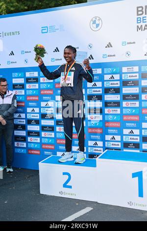 24/09/2023, Berlino, Germania. Sheila CHEPKIRUI alla cerimonia di premiazione. Tigst Assefa dall'Etiopia corre un favoloso record del mondo e vince la 49a maratona di Berlino femminile in 2:11:53 ore. Il secondo posto è andato allo Sheila CHEPKIRUI dal Kenya con 2:17:49 ore e il terzo posto è stato vinto da Magdalena Shauri dalla Tanzania con 02:18:43 ore. Sven Sstruck / Alamy Live News Sven Sstruck / Alamy Live News Foto Stock
