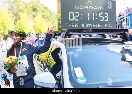 24/09/2023, Berlino, Germania.Tigst Assefa alla cerimonia di premiazione. Tigst Assefa dall'Etiopia corre un favoloso record del mondo e vince la 49a maratona di Berlino femminile in 2:11:53 ore. Il secondo posto è andato allo Sheila CHEPKIRUI dal Kenya con 2:17:49 ore e il terzo posto è stato vinto da Magdalena Shauri dalla Tanzania con 02:18:43 ore. Sven Sstruck / Alamy Live News Sven Sstruck / Alamy Live News Foto Stock